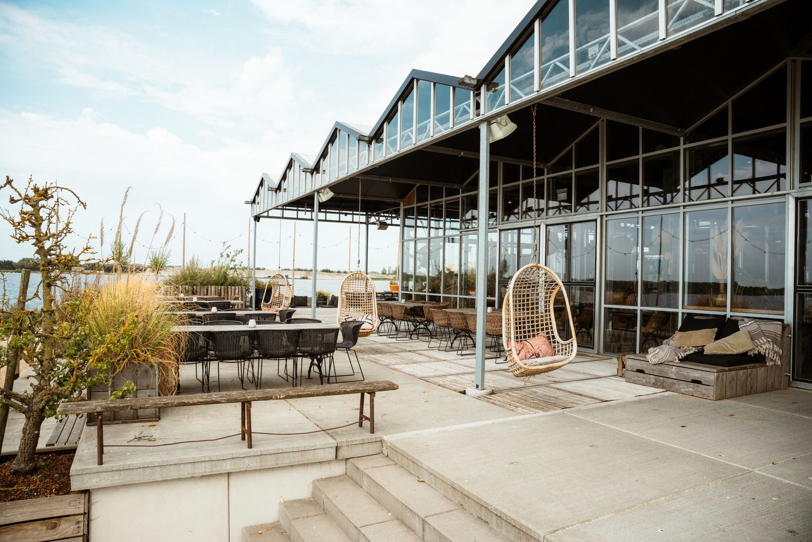 Terras van een van de brasserieën in Leiden