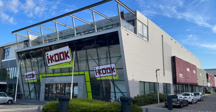 De winkel van i-Kook in Leiderdorp, met het i-Kook-logo op de glazen gevel